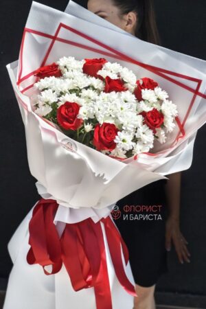 Букет из голландских роз и ромашковидной хризантемы размер Л