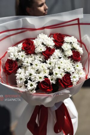 Букет из голландских роз и ромашковидной хризантемы размер Л