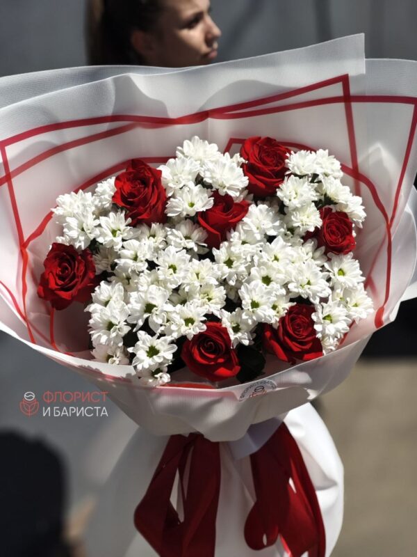 Букет из голландских роз и ромашковидной хризантемы размер Л