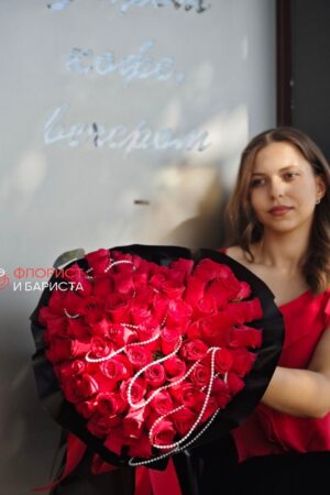 Каркасное сердце из 95 роз