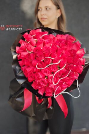 Каркасное сердце из 95 роз
