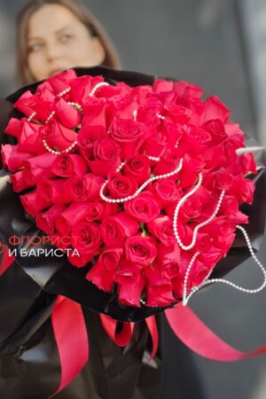 Каркасное сердце из 95 роз