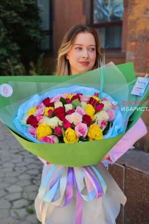 Букет из 51 розы кенийской 40 см ассорти цветов
