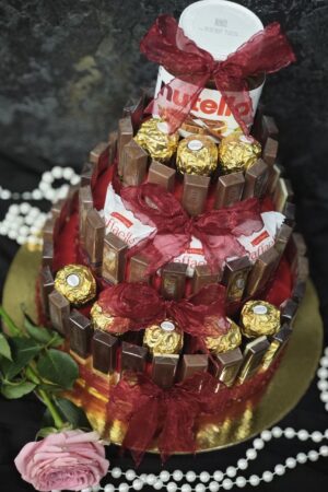 Сладкий трехярусный торт из конфет и Nutella