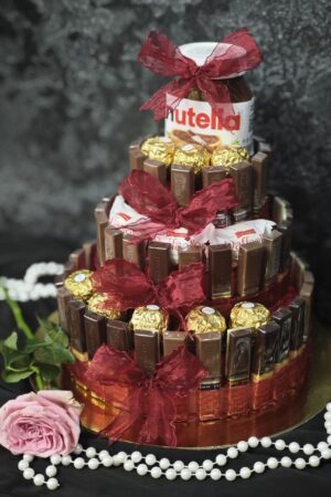 Сладкий трехярусный торт из конфет и Nutella