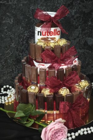 Сладкий трехярусный торт из конфет и Nutella
