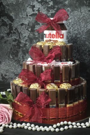 Сладкий трехярусный торт из конфет и Nutella