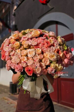 Букет из 101 кустовой и пионовидной розы микс