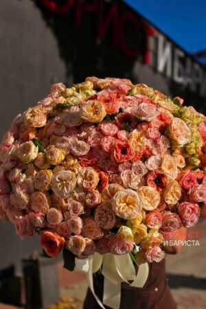 Букет из 101 кустовой и пионовидной розы микс