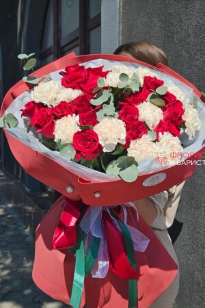 Букет из красных кенийских роз, диантусов и эвкалипта