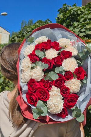 Букет из красных кенийских роз, диантусов и эвкалипта