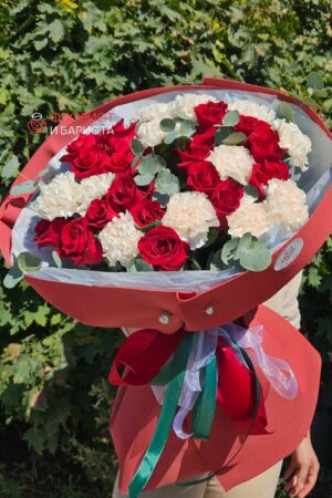 Букет из красных кенийских роз, диантусов и эвкалипта