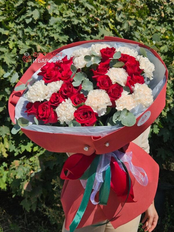 Букет из красных кенийских роз, диантусов и эвкалипта