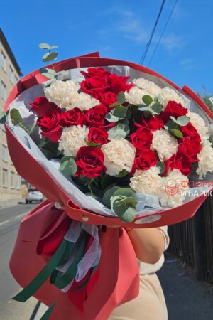 Букет из красных кенийских роз, диантусов и эвкалипта