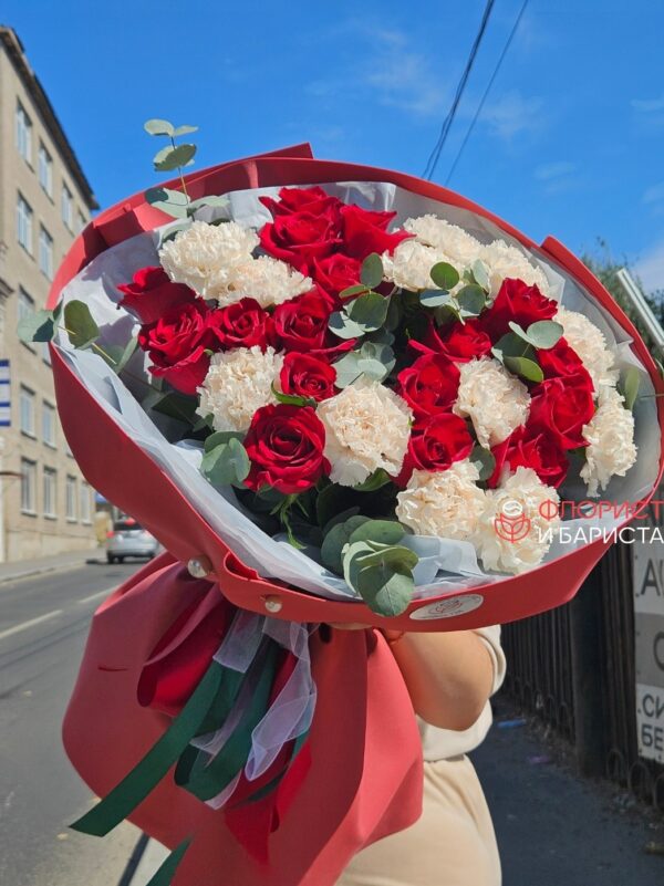 Букет из красных кенийских роз, диантусов и эвкалипта