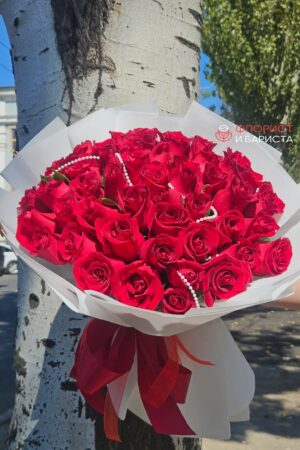Букет из 51 кенийской розы 40 см в белом оформлении