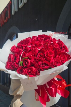 Букет из 51 кенийской розы 40 см в белом оформлении