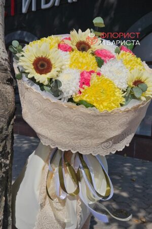 Яркий осенний букет с подсолнухами и хризантемой