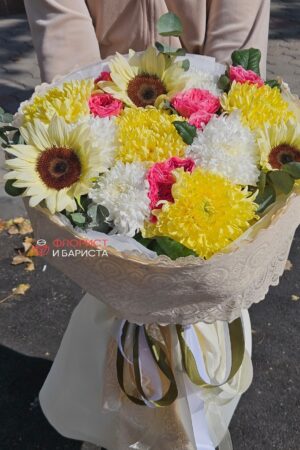 Яркий осенний букет с подсолнухами и хризантемой