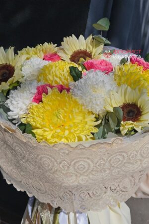 Яркий осенний букет с подсолнухами и хризантемой