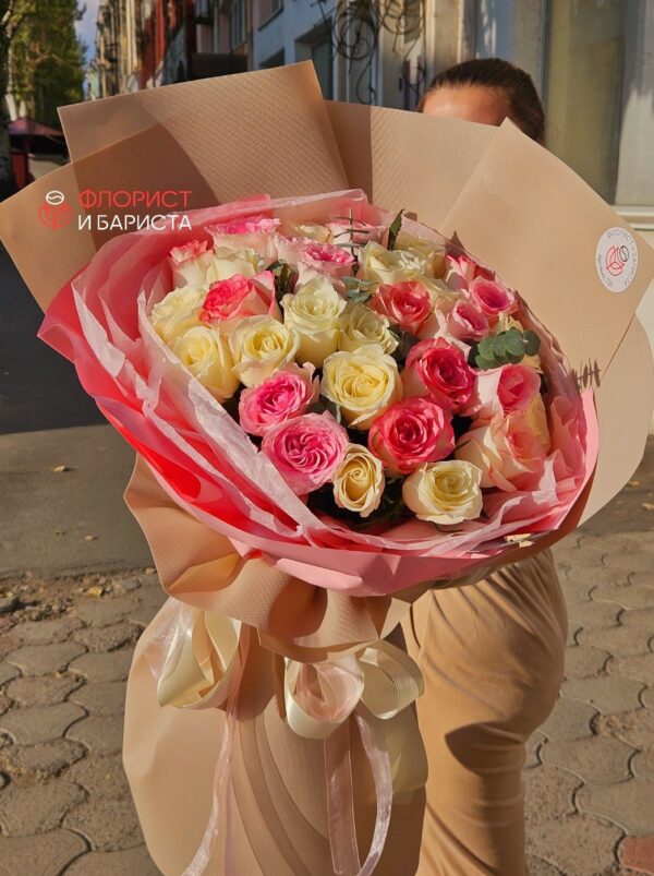 Букет из 31 микс кенийской розы 50 см с эвкалиптом